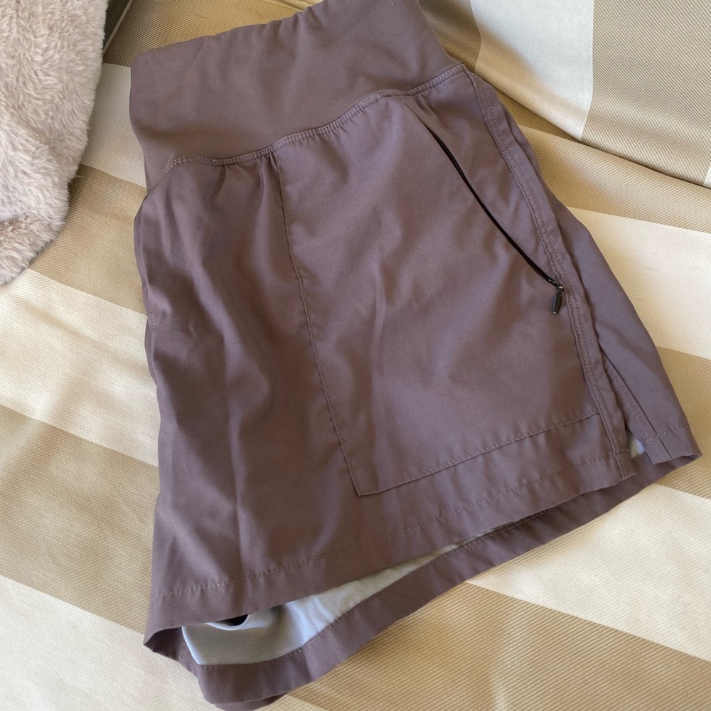 Senita athletics swift shorts size M